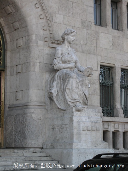 布达佩斯技术与经济大学校门雕塑