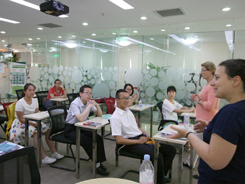 佩奇大学学院老师在中国考场与学生考前交流