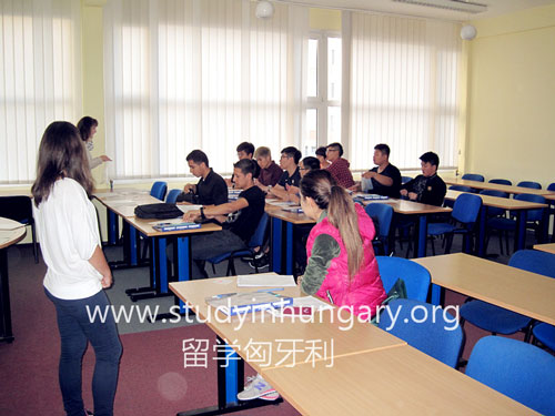 匈牙利留学生在上课