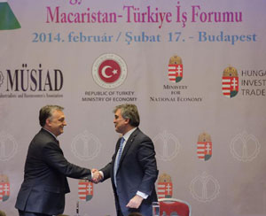土耳其总统居尔（右）与匈牙利总理欧尔班